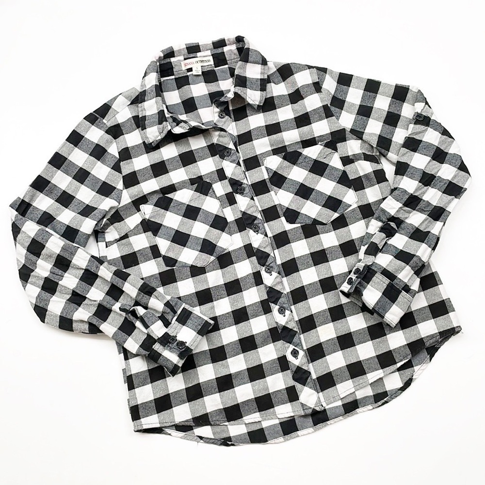 Zenana Outfitters black/white plaid long sleeve button down top
